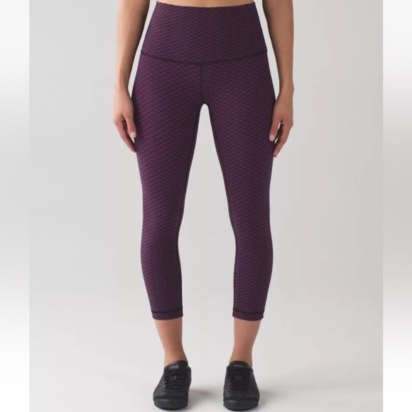 LULULEMON Wunder Under Crop 4 Teeny Tooth Deep Fuchsia Black - Picture 1 of 8